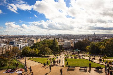 PARIS, FRANCE, 1 Ekim 2016. Montmartre 'da. İnsanlar şehre inceleme platformundan bakıyorlar.