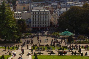 PARIS, FRANCE, 1 Ekim 2016. Montmartre 'da. İnsanlar şehre inceleme platformundan bakıyorlar.