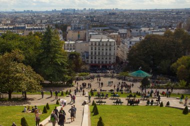 PARIS, FRANCE, 1 Ekim 2016. Montmartre 'da. İnsanlar şehre inceleme platformundan bakıyorlar.