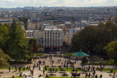 PARIS, FRANCE, 1 Ekim 2016. Montmartre 'da. İnsanlar şehre inceleme platformundan bakıyorlar.