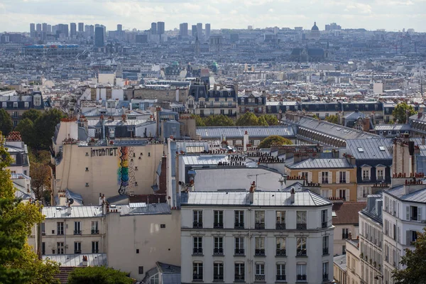 2016年10月1日 フランス モンマルトル 人々は調査プラットフォームから街の景色を見る — ストック写真