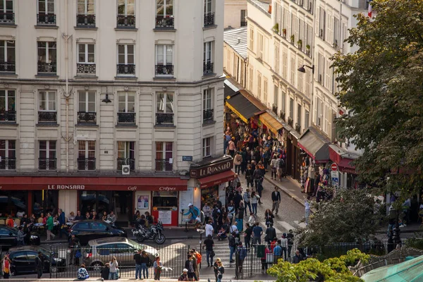 Paris Ranska Lokakuu 2016 Montmartrelle Ihmiset Katsovat Näkymä Kaupunkiin Katsastusalustalta — kuvapankkivalokuva