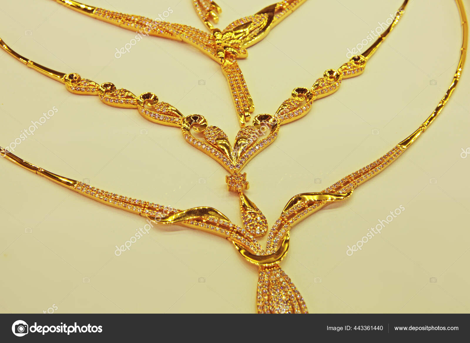 más y más Azotado por el viento Perdóneme Joyería Turca Oro Tienda Estambul: fotografía de stock © Alexandra Lande #443361440 | Depositphotos más y más Azotado por el viento Perdóneme Joyería Turca Oro Tienda Estambul: fotografía de stock © Alexandra Lande #443361440 | Depositphotos
