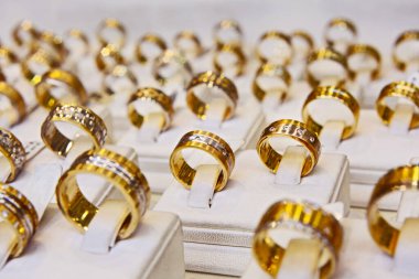 Mücevher pazarında renkli yüzükler