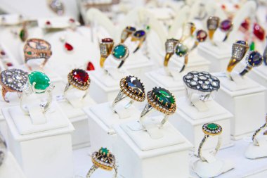 Mücevher pazarında renkli yüzükler