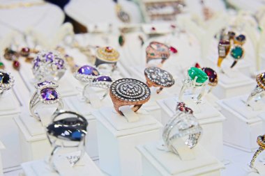 Mücevher pazarında renkli yüzükler