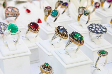 Mücevher pazarında renkli yüzükler