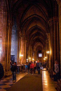 PARIS - 1 Ekim 2016 'da Notre Dame de Paris Katedrali İçişleri. Notre Dame inşaatı 1163 yılında başladı ve 1345 yılında tamamlandı..