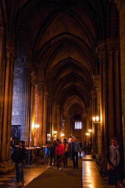 PARIS - 1 Ekim 2016 'da Notre Dame de Paris Katedrali İçişleri. Notre Dame inşaatı 1163 yılında başladı ve 1345 yılında tamamlandı..