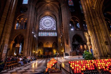 PARIS - 1 Ekim 2016 'da Notre Dame de Paris Katedrali İçişleri. Notre Dame inşaatı 1163 yılında başladı ve 1345 yılında tamamlandı..