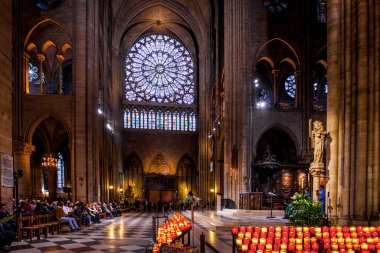 PARIS - 1 Ekim 2016 'da Notre Dame de Paris Katedrali İçişleri. Notre Dame inşaatı 1163 yılında başladı ve 1345 yılında tamamlandı..