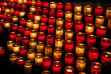 PARIS, FRANCE - 1 Ekim 2016: Notre-Dame de Paris 'te mumlar. Notre-Dame de Paris - 1345 'ten beri Paris' in ana katedrali.