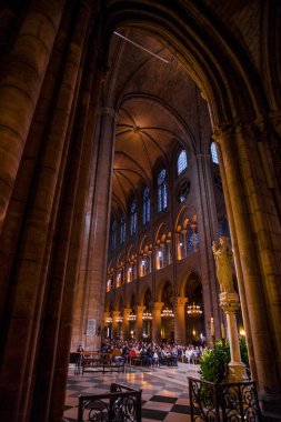 PARIS - 1 Ekim 2016 'da Notre Dame de Paris Katedrali İçişleri. Notre Dame inşaatı 1163 yılında başladı ve 1345 yılında tamamlandı..