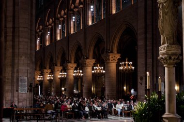 PARIS - 1 Ekim 2016 'da Notre Dame de Paris Katedrali İçişleri. Notre Dame inşaatı 1163 yılında başladı ve 1345 yılında tamamlandı..