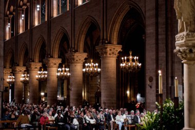 PARIS - 1 Ekim 2016 'da Notre Dame de Paris Katedrali İçişleri. Notre Dame inşaatı 1163 yılında başladı ve 1345 yılında tamamlandı..