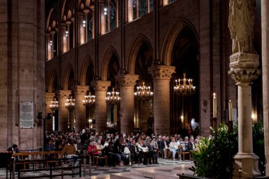 PARIS - 1 Ekim 2016 'da Notre Dame de Paris Katedrali İçişleri. Notre Dame inşaatı 1163 yılında başladı ve 1345 yılında tamamlandı..