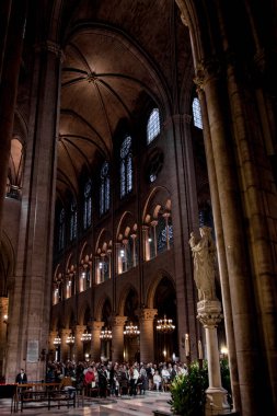PARIS - 1 Ekim 2016 'da Notre Dame de Paris Katedrali İçişleri. Notre Dame inşaatı 1163 yılında başladı ve 1345 yılında tamamlandı..