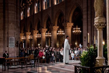 PARIS, FRANCE - 1 Ekim 2016: Notre Dame de Paris Gotik Kilisesi 'nin İçişleri.