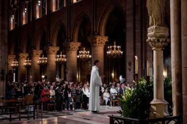 PARIS, FRANCE - 1 Ekim 2016: Notre Dame de Paris Gotik Kilisesi 'nin İçişleri.