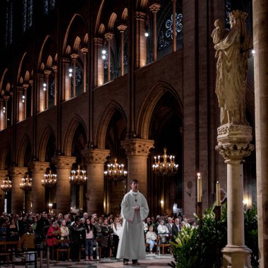 PARIS, FRANCE - 1 Ekim 2016: Notre Dame de Paris Gotik Kilisesi 'nin İçişleri.