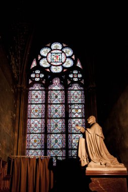 PARIS - 1 Ekim 2016 'da Notre Dame de Paris Katedrali İçişleri. Notre Dame inşaatı 1163 yılında başladı ve 1345 yılında tamamlandı..