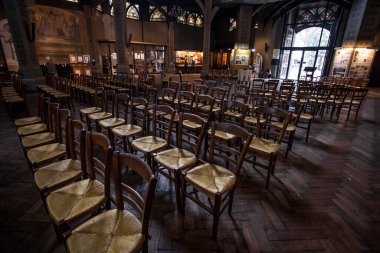 PARIS, FRANCE - 1 Ekim 2016: Paris 'teki en iyi Fransız Gotik mimari örneklerinden biri olan Saint Jean de Montmartre Katedrali' nin iç manzarası.