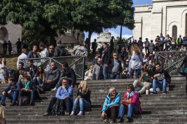 PARIS, FRANCE - 1 Ekim: yaz günü Sacre Coeur Bazilikası yakınlarında bir sürü turist. Büyük bir ortaçağ katedrali. Kutsal Kalp Bazilikası.