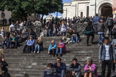 PARIS, FRANCE - 1 Ekim: yaz günü Sacre Coeur Bazilikası yakınlarında bir sürü turist. Büyük bir ortaçağ katedrali. Kutsal Kalp Bazilikası.