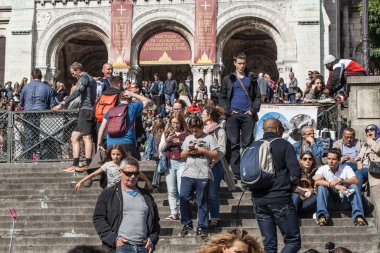 PARIS, FRANCE - 1 Ekim: yaz günü Sacre Coeur Bazilikası yakınlarında bir sürü turist. Büyük bir ortaçağ katedrali. Kutsal Kalp Bazilikası.