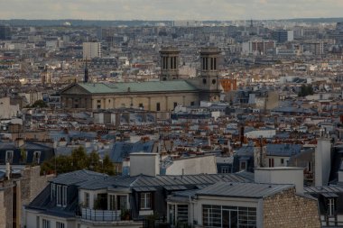 Montmartre 'da. Araştırma platformundan şehrin manzarası. Paris