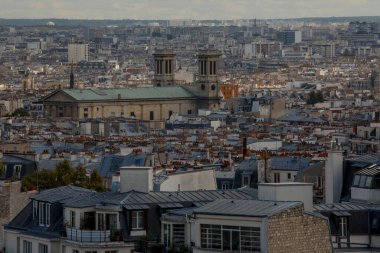 Montmartre 'da. Araştırma platformundan şehrin manzarası. Paris