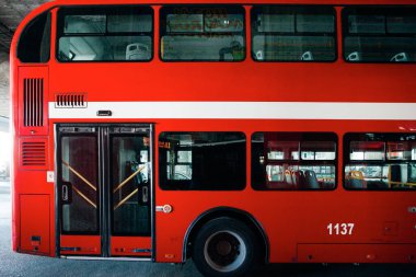 ÜSKÜP, MACEDONIA - 29 Temmuz 2016: Üsküp toplu taşımacılığı için özel olarak tasarlanmış çift katlı otobüs.