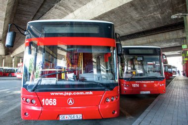 ÜSKÜP, MACEDONIA - 29 Temmuz 2016: Üsküp toplu taşımacılığı için özel olarak tasarlanmış çift katlı otobüs.