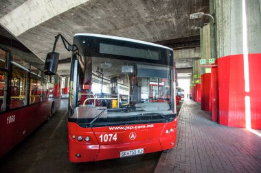 ÜSKÜP, MACEDONIA - 29 Temmuz 2016: Üsküp toplu taşımacılığı için özel olarak tasarlanmış çift katlı otobüs.