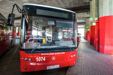 ÜSKÜP, MACEDONIA - 29 Temmuz 2016: Üsküp toplu taşımacılığı için özel olarak tasarlanmış çift katlı otobüs.