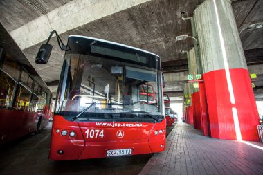 ÜSKÜP, MACEDONIA - 29 Temmuz 2016: Üsküp toplu taşımacılığı için özel olarak tasarlanmış çift katlı otobüs.