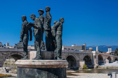 ÜSKÜP, NORTH MACEDONIA, 29 Temmuz 2018: Üsküp 'ün tarihi kent merkezinde heykeller.