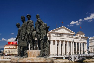 ÜSKÜP, NORTH MACEDONIA, 29 Temmuz 2018: Üsküp 'ün tarihi kent merkezinde heykeller.