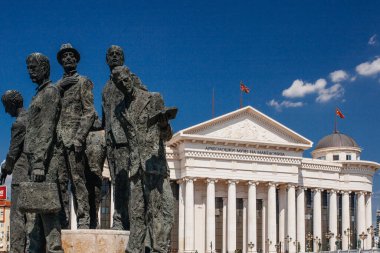 ÜSKÜP, NORTH MACEDONIA, 29 Temmuz 2018: Üsküp 'ün tarihi kent merkezinde heykeller.