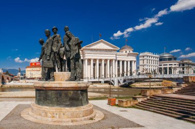 ÜSKÜP, NORTH MACEDONIA, 29 Temmuz 2018: Üsküp 'ün tarihi kent merkezinde heykeller.