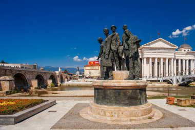 ÜSKÜP, NORTH MACEDONIA, 29 Temmuz 2018: Üsküp 'ün tarihi kent merkezinde heykeller.
