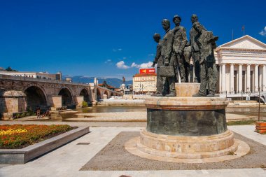 ÜSKÜP, NORTH MACEDONIA, 29 Temmuz 2018: Üsküp 'ün tarihi kent merkezinde heykeller.