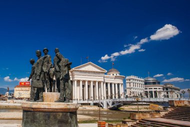 ÜSKÜP, NORTH MACEDONIA, 29 Temmuz 2018: Üsküp 'ün tarihi kent merkezinde heykeller.