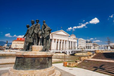 ÜSKÜP, NORTH MACEDONIA / Julky 29, 2018: Üsküp 'ün tarihi kent merkezinde heykeller.