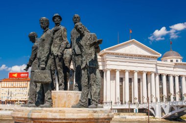 ÜSKÜP, NORTH MACEDONIA / Julky 29, 2018: Üsküp 'ün tarihi kent merkezinde heykeller.