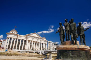 ÜSKÜP, NORTH MACEDONIA / Julky 29, 2018: Üsküp 'ün tarihi kent merkezinde heykeller.