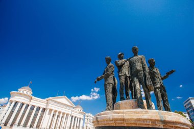 ÜSKÜP, NORTH MACEDONIA / Julky 29, 2018: Üsküp 'ün tarihi kent merkezinde heykeller.