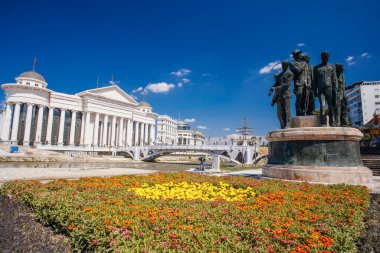 ÜSKÜP, NORTH MACEDONIA / Julky 29, 2018: Üsküp 'ün tarihi kent merkezinde heykeller.
