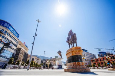 ÜSKÜP / MACEDONIA - 29 Temmuz 2018: Makedonya Meydanı, Makedonya Cumhuriyeti 'nin başkenti Üsküp' ün ana meydanıdır. Makedonya 'nın en büyük meydanı