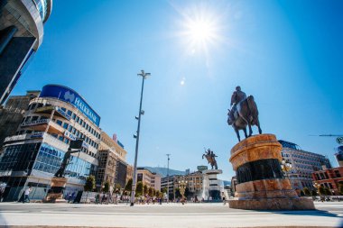 ÜSKÜP / MACEDONIA - 29 Temmuz 2018: Makedonya Meydanı, Makedonya Cumhuriyeti 'nin başkenti Üsküp' ün ana meydanıdır. Makedonya 'nın en büyük meydanı